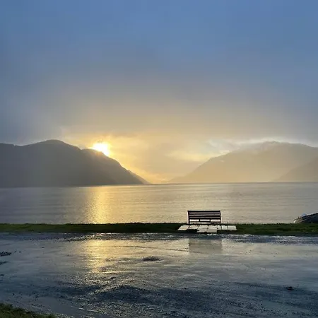 桑德维肯露营酒店 4* Austbygdi